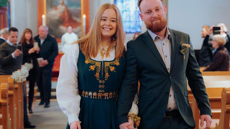 Drop-in-bryllup ble arrangert i Årnes kirke i Nes på Romerike. Flere par ble vigd på Valentinsdagen. Foto: Den norske kirke.