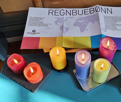 Syv regnbuelys i fastetiden. (Foto: Ruth Kari Sørumshagen). 