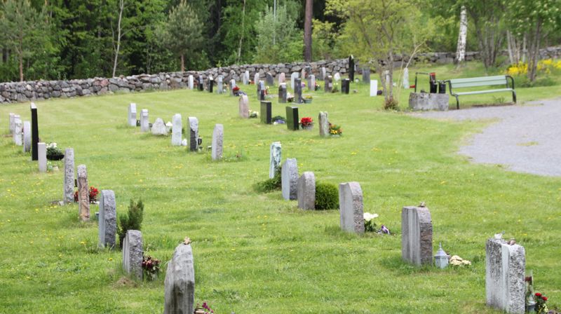 Moen kirkegård med sommerblomster (foto: Inger S. Haug)