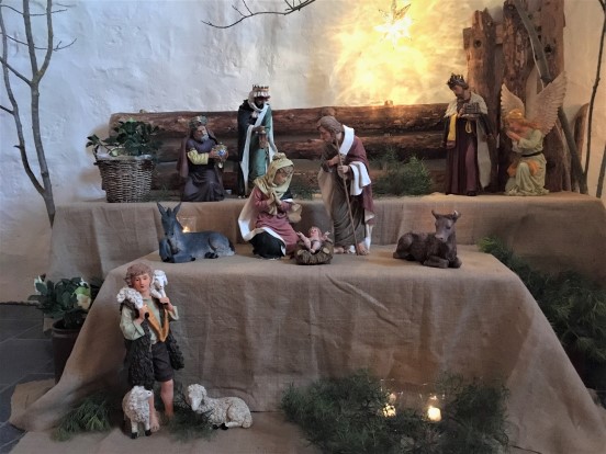 Her er den store julekrybben i Søsterkirkene satt opp i Nikolaikirken i 2018. (Foto: Inger S. Haug). 