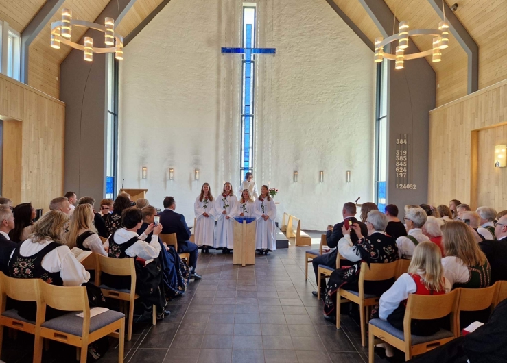 Fire fornøyde konfirmanter sammen med sokneprest Therese Wagle Bazard i Grymyr kirke 7. mai 2023. (Foto: Jan Myrvold). 