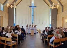 Fire fornøyde konfirmanter sammen med sokneprest Therese Wagle Bazard i Grymyr kirke 7. mai 2023. (Foto: Jan Myrvold). 