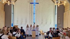 Konfirmasjon i Grymyr kirke med konfirmanter, prest Therese Wagle Bazard og festkledde gjester. Foto: Jan Myrvold.