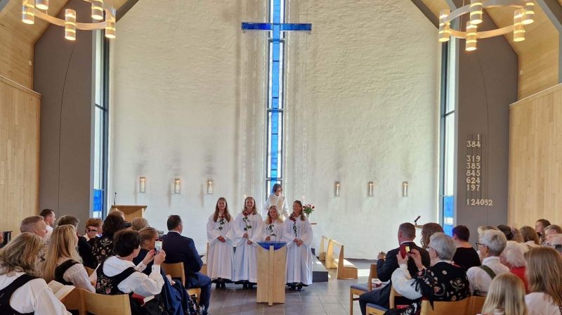 Konfirmasjon i Grymyr kirke med konfirmanter, prest Therese Wagle Bazard og festkledde gjester. Foto: Jan Myrvold. 
