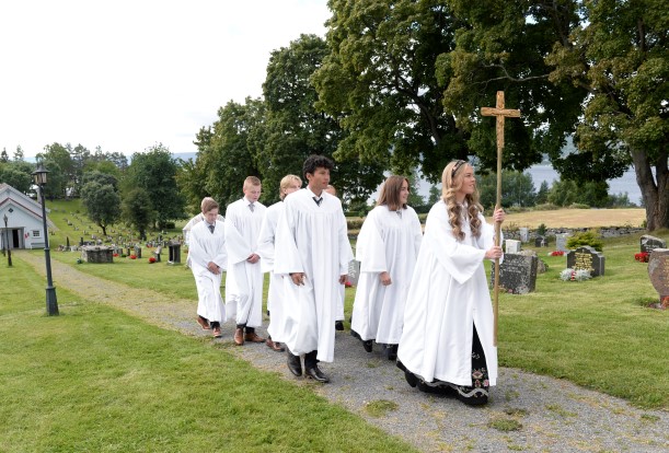 En av konfirmantgruppene i Brandbu på vei inn til konfirmasjonsgudstjeneste i Nes kirke 30. august. (Foto: Jenni Jenserud). 