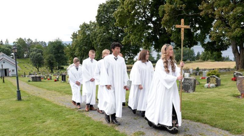 En av konfirmantgruppene i Brandbu på vei inn til konfirmasjonsgudstjeneste i Nes kirke 30. august. (Foto: Jenni Jenserud).