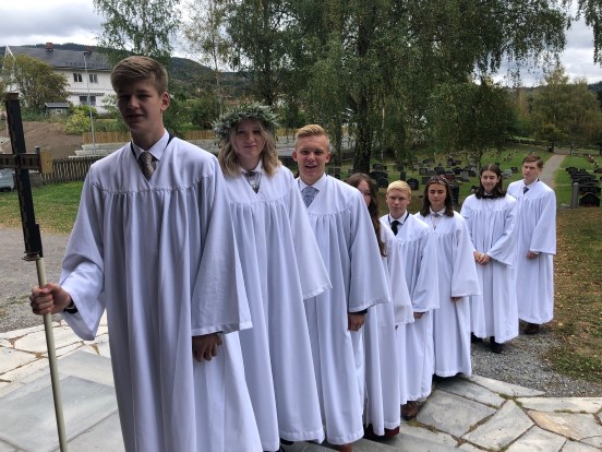 Konfirmanter prosesjon på vei inn i Ål kirke, lørdag 18. september. En stor festdag for alle! (Foto: Åge Lindahl). 