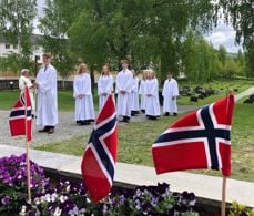 Konfirmanter i prosesjon før inngang i Ål kirke 2022. (Foto: Åge Lindahl). 