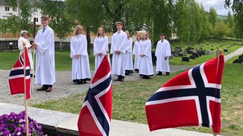 Konfirmanter i prosesjon før inngang i Ål kirke 2022. (Foto: Åge Lindahl).