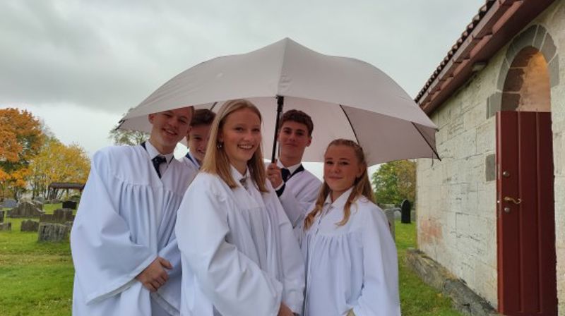 Konfirmanter i Nikolaikirken klare til å feire konfirmasjonsdagen. Foto: Daniel Håkegård 2020.