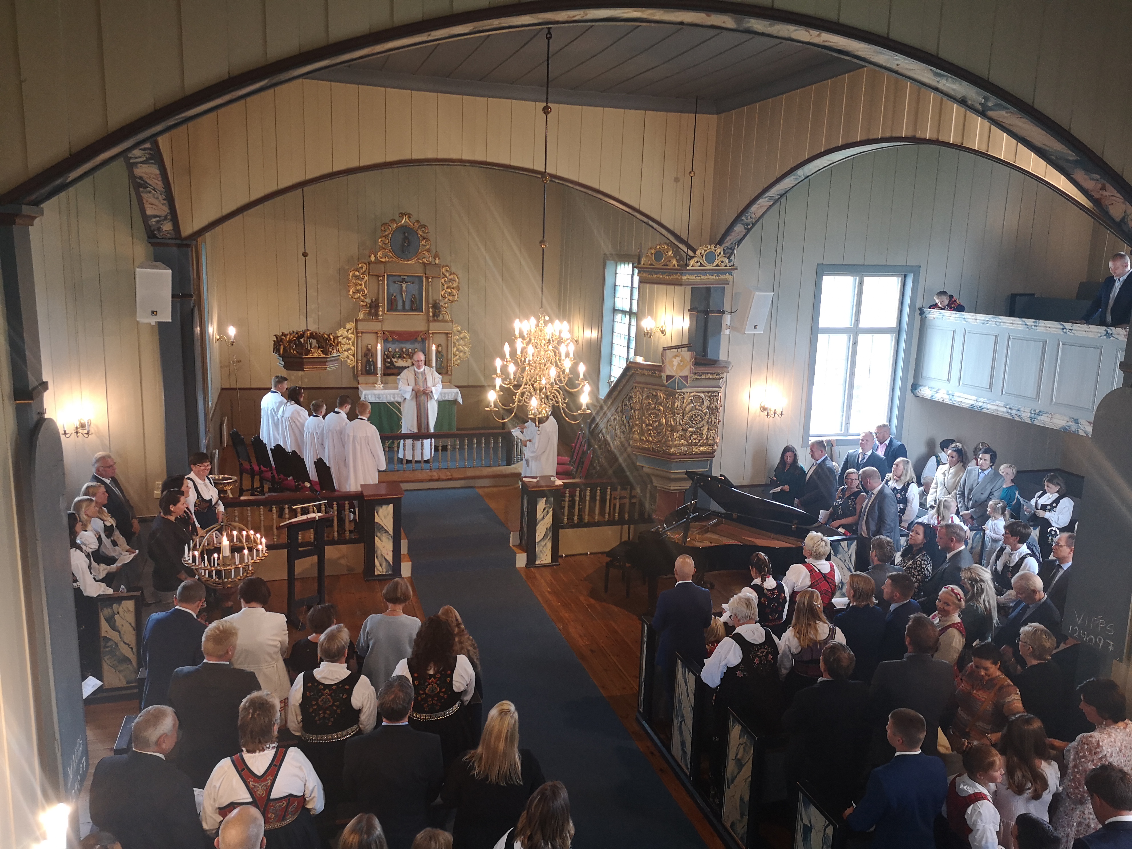 Konfirmasjon i Nes kirke august 2022 med fullsatt kirke (foto: Ruth Kari Sørumshagen). 