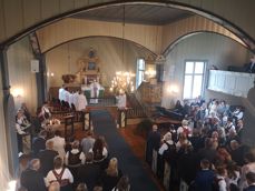 Konfirmasjon i Nes kirke august 2022 med fullsatt kirke (foto: Ruth Kari Sørumshagen). 