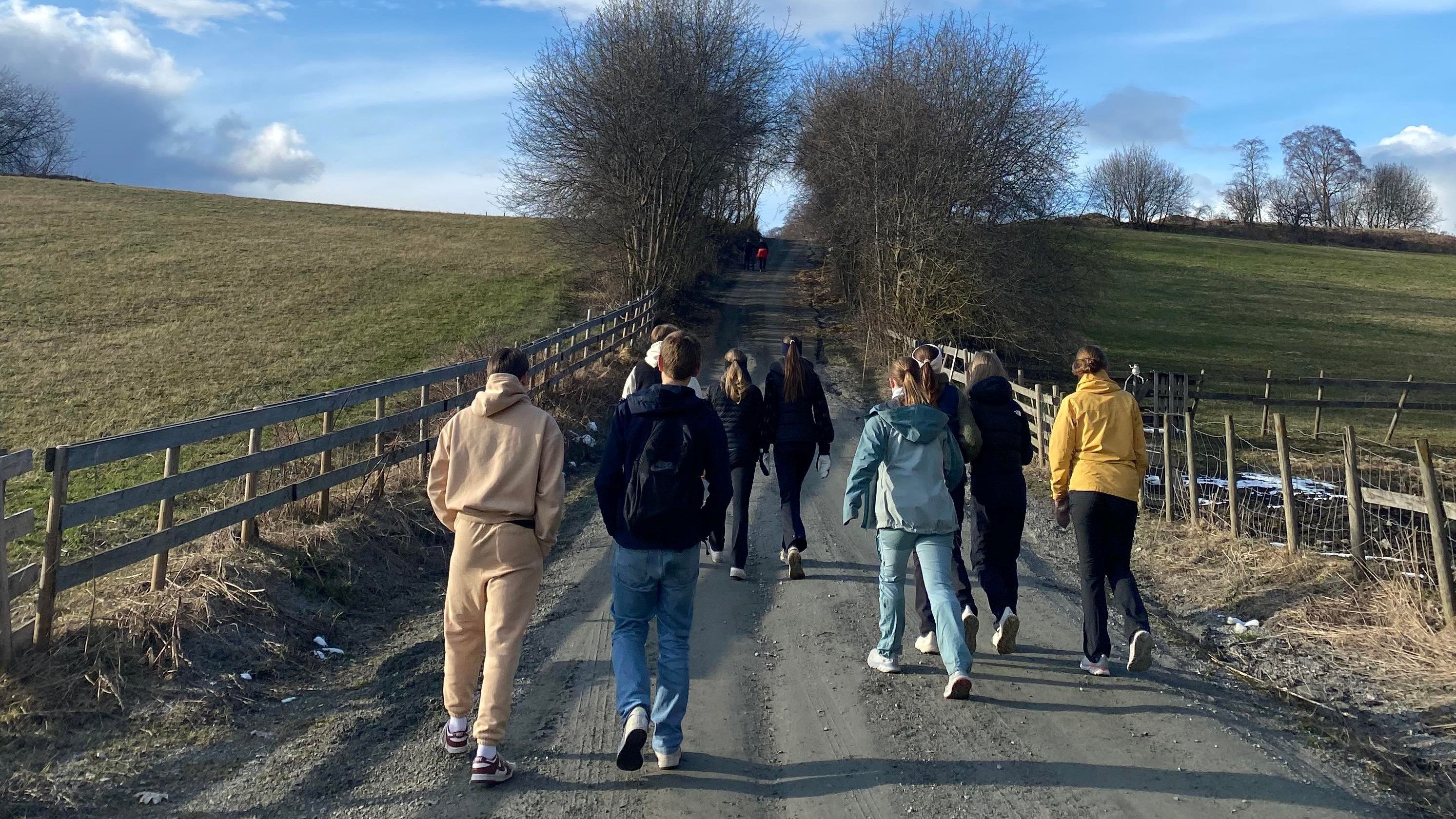 Konfirmantene i 2023 på pilegrimsvandring fra Granavollen over til St. Petri i fjor høst. Denne uka går årets konfirmantkull samme ruta (foto: Jane Dahl Sogn). 