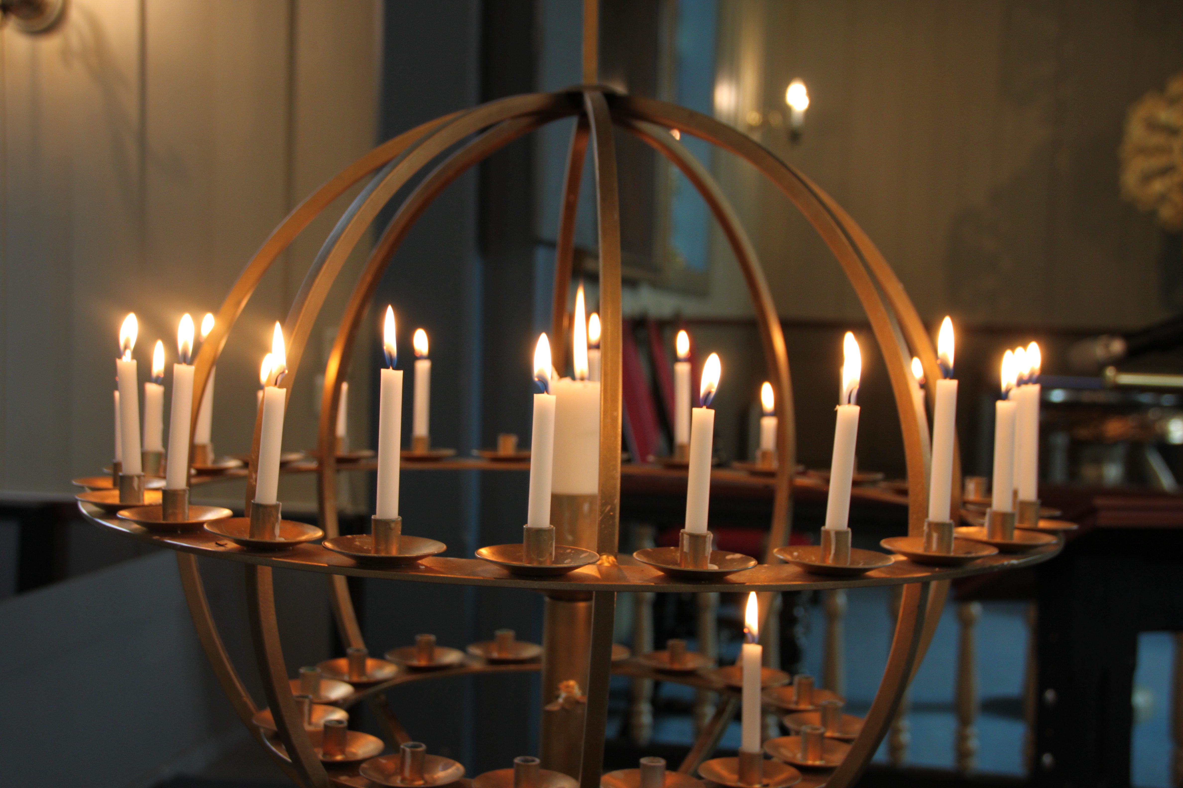 Under markeringen 7. august kan du tenne et lys i lysgloben i Nes kirke (foto: Kirken i Gran). 