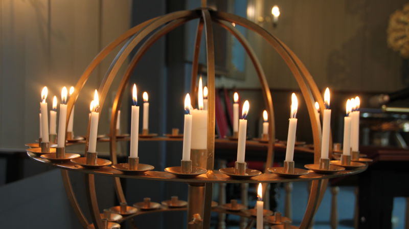 Under markeringen 7. august kan du tenne et lys i lysgloben i Nes kirke (foto: Kirken i Gran).