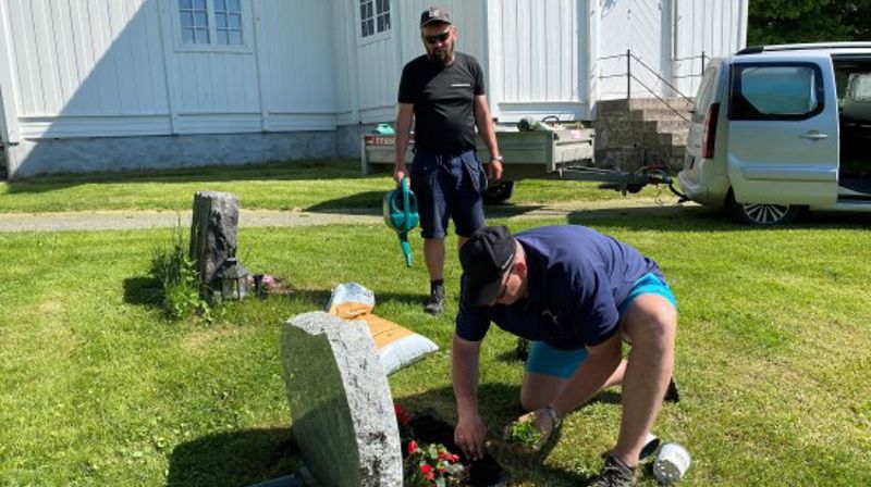 Her er kirketjenerne Morten og Ole Kristian i gang med planting på fondsgravene ved Nes kirkegård sommeren 2021. En oppgave blant mange for de allsidige kirketjenerne /kirkegårdsarbeiderne i Gran. (Foto: Inger S. Haug).