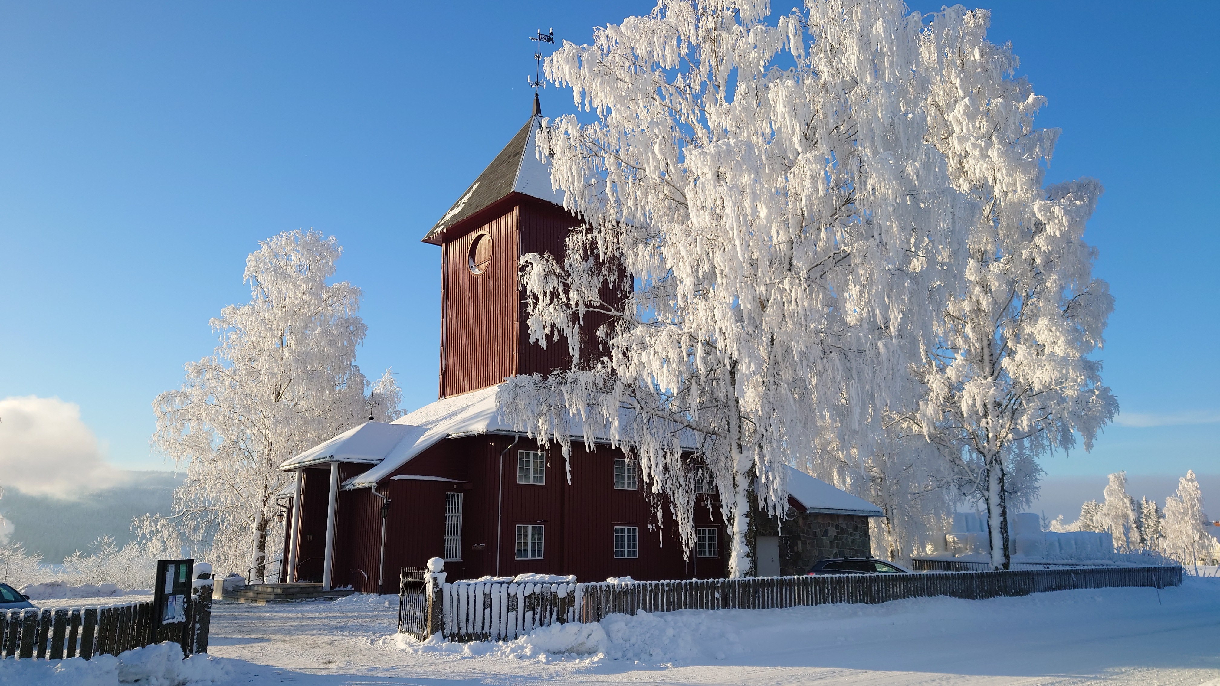 Ål kirke i fint og kaldt vintervær i 2023. Foto: Arne Broch Brantsæter. 