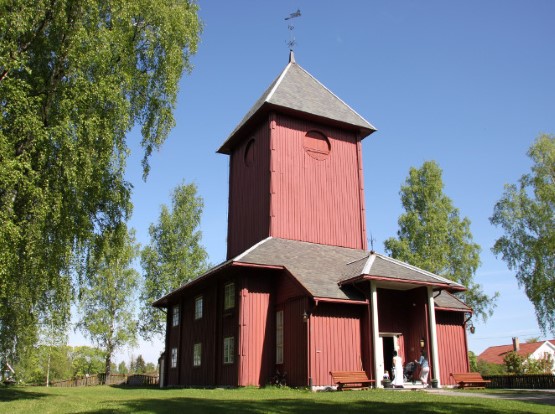 Ål kirke i flott maivær. (Foto: Inger S. Haug). 
