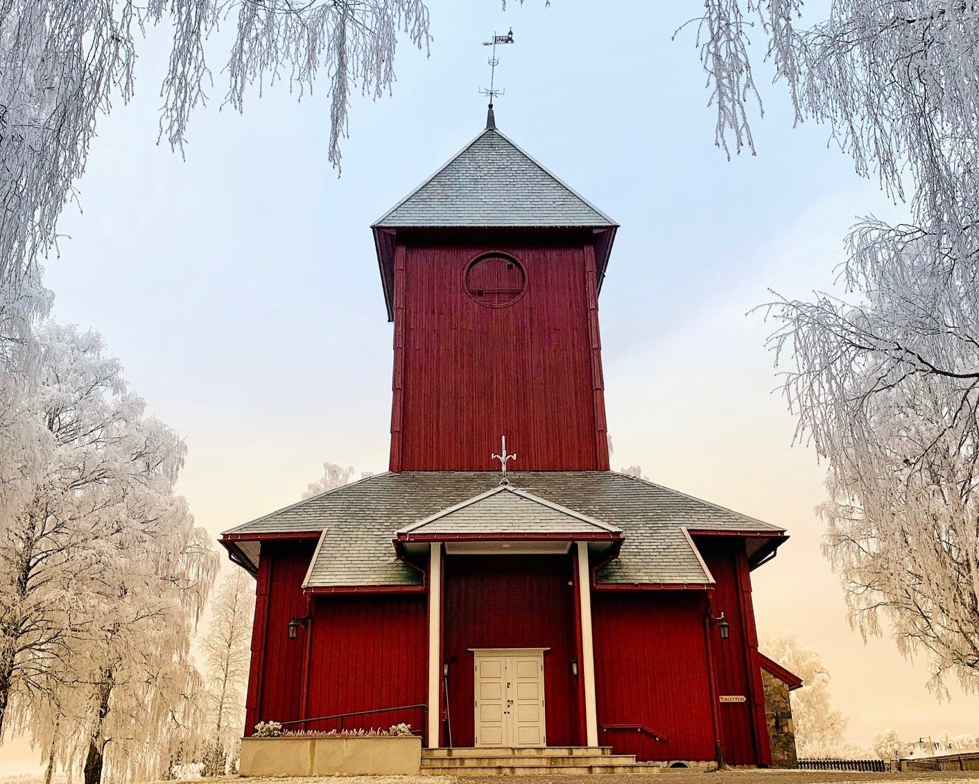Ål kirke med rimfrost. Foto: Randi Løchsen. 