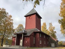 Ål kirke i høstfarger (foto: Kirken i Gran). 