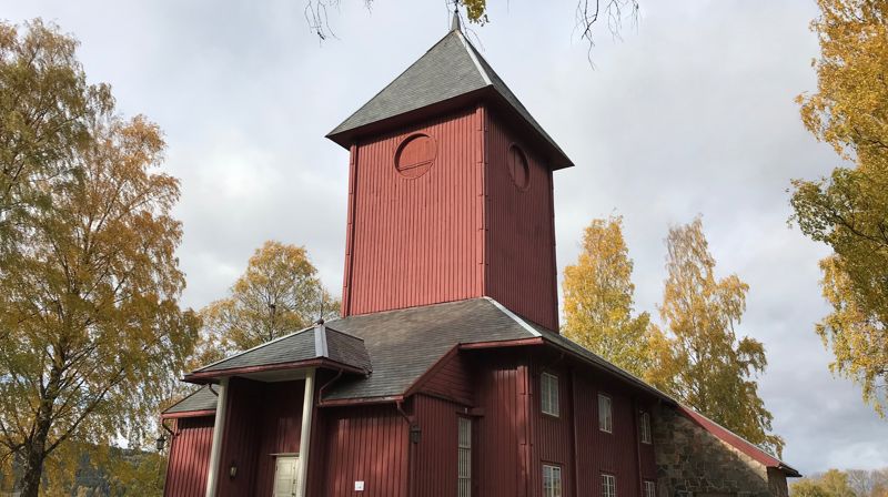 Ål kirke i høstfarger (foto: Kirken i Gran). 
