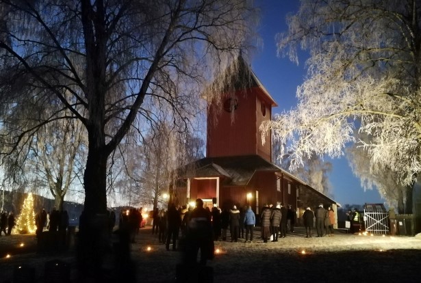 Fra utegudstjenesten foran Ål kirke julaften 2020. (Foto: Knut Bøe). 