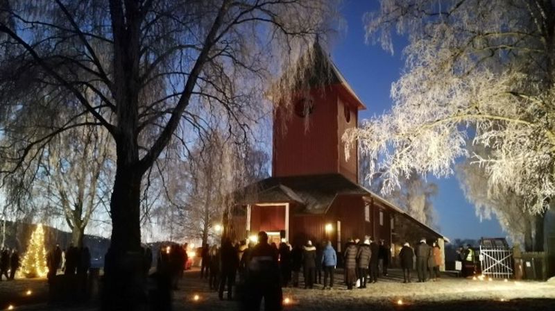 Fra utegudstjenesten foran Ål kirke julaften 2020. (Foto: Knut Bøe).