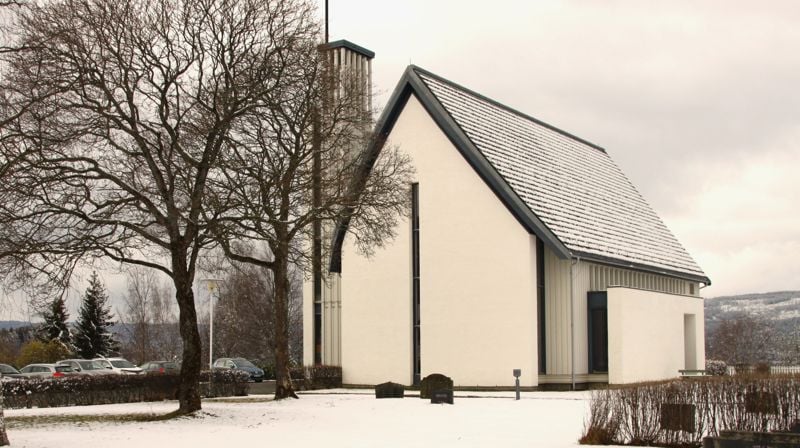 Et vårbilde med åpen kirke i Sørum kirke. Foto: Ruth Kari Sørumshagen 2021.