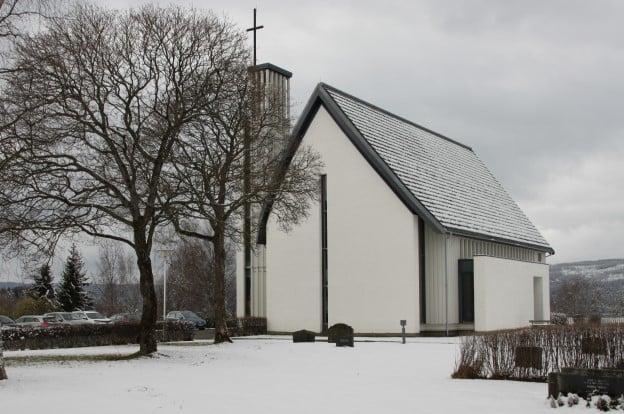 Tingelstad kirke i vintersol. Foto: Kirken i Gran/Inger Stensrud Haug. 