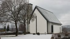 Tingelstad kirke i vintersol. Foto: Kirken i Gran/Inger Stensrud Haug.