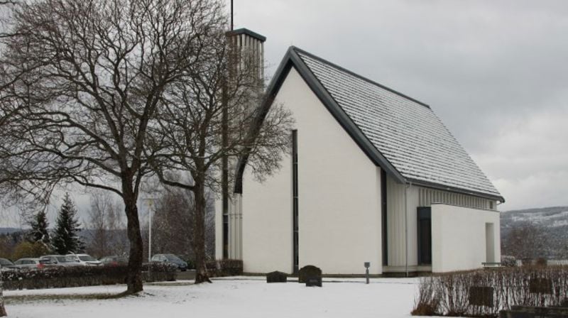 Tingelstad kirke i vintersol. Foto: Kirken i Gran/Inger Stensrud Haug.