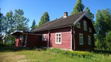 Hennung gamle skole har en interessant historie verdt å høre. Ta turen på søndag for å se huset som velforeningen på Hennung tar godt vare på. Foto: Marit Wesenberg.