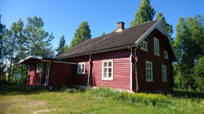 Hennung gamle skole har en interessant historie verdt å høre. Ta turen på søndag for å se huset som velforeningen på Hennung tar godt vare på. Foto: Marit Wesenberg.