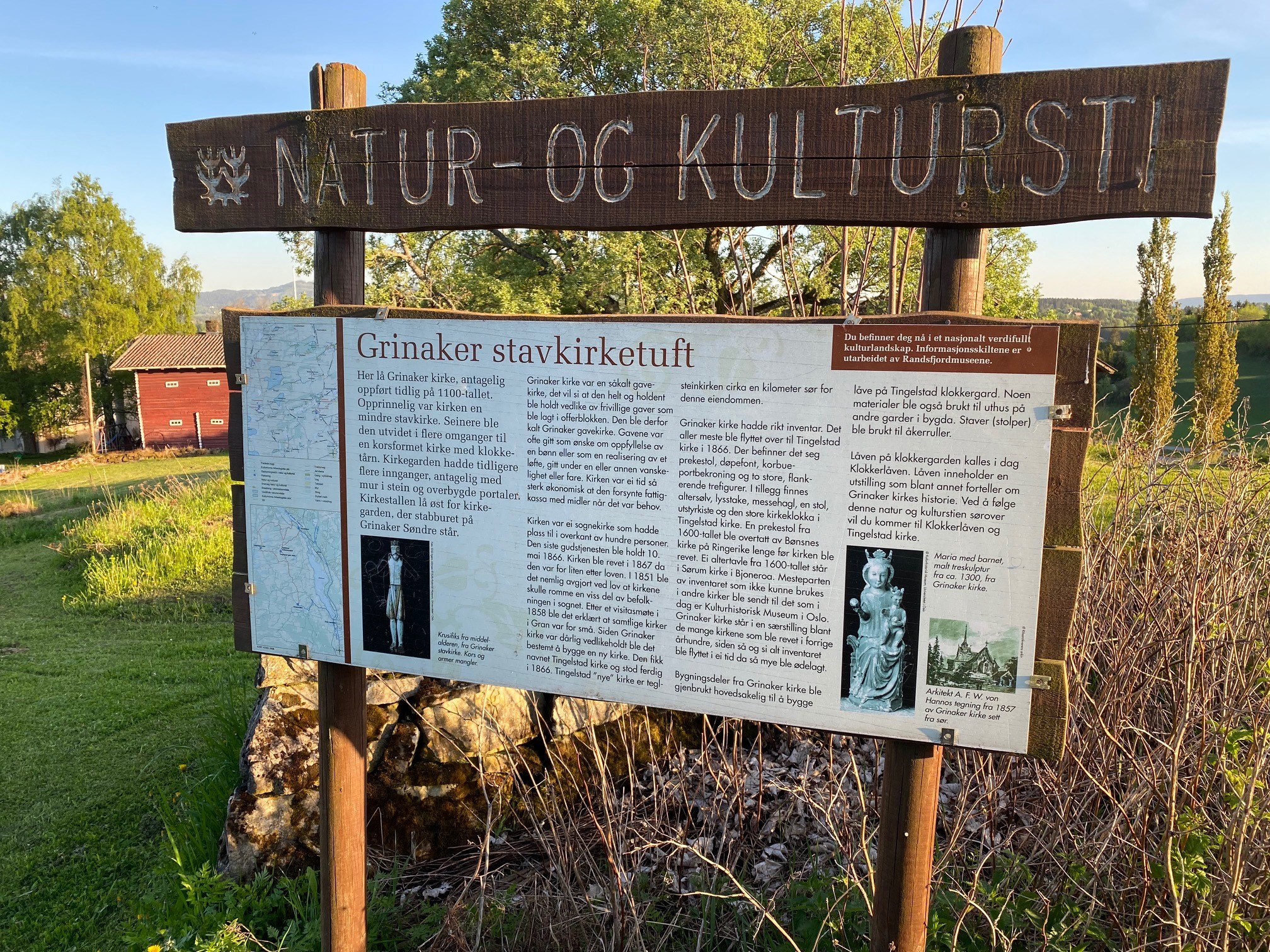 Infotavle over Grinaker stavkirke som ble tatt ut av bruk i 1866, og erstattet med den nye Tingelstad kjørka (foto: Inger S. Haug). 