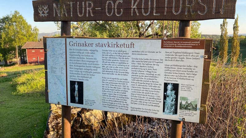 Infotavle over Grinaker stavkirke som ble tatt ut av bruk i 1866, og erstattet med den nye Tingelstad kjørka (foto: Inger S. Haug).