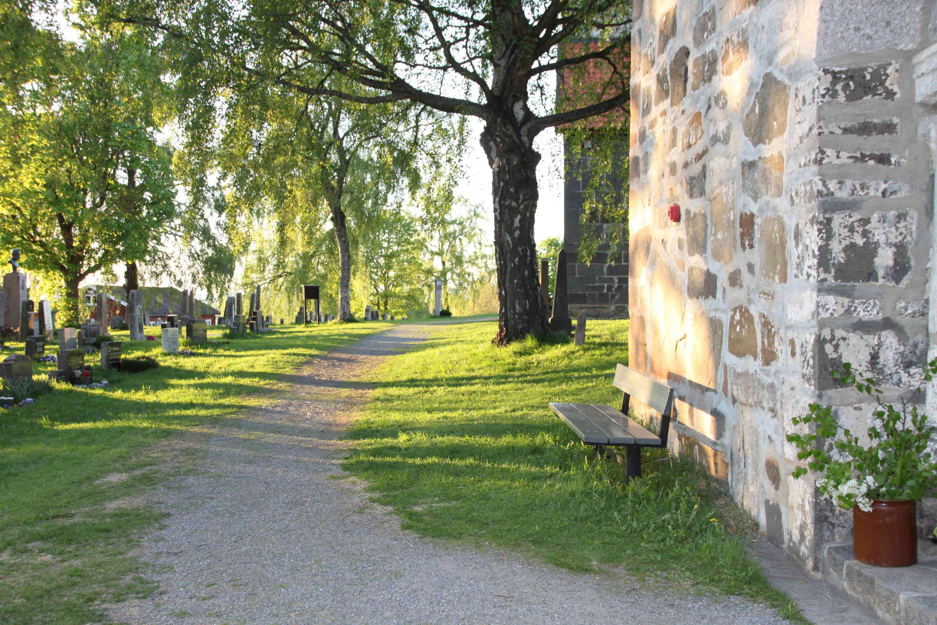 Foran Mariakirken (foto Inger Stensrud Haug).  