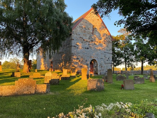 I front av Mariakirken en sommerkveld i 2020. (Foto: Inger S. Haug).  