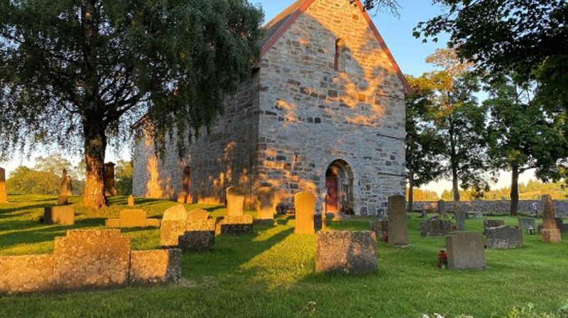 I front av Mariakirken en sommerkveld i 2020. (Foto: Inger S. Haug).