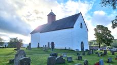 Mariakirken på sitt flotteste en sommerdag og med nykalkede vegger. Foto: Ole-Jakob Dyrnes, Kirken i Gran 2025.