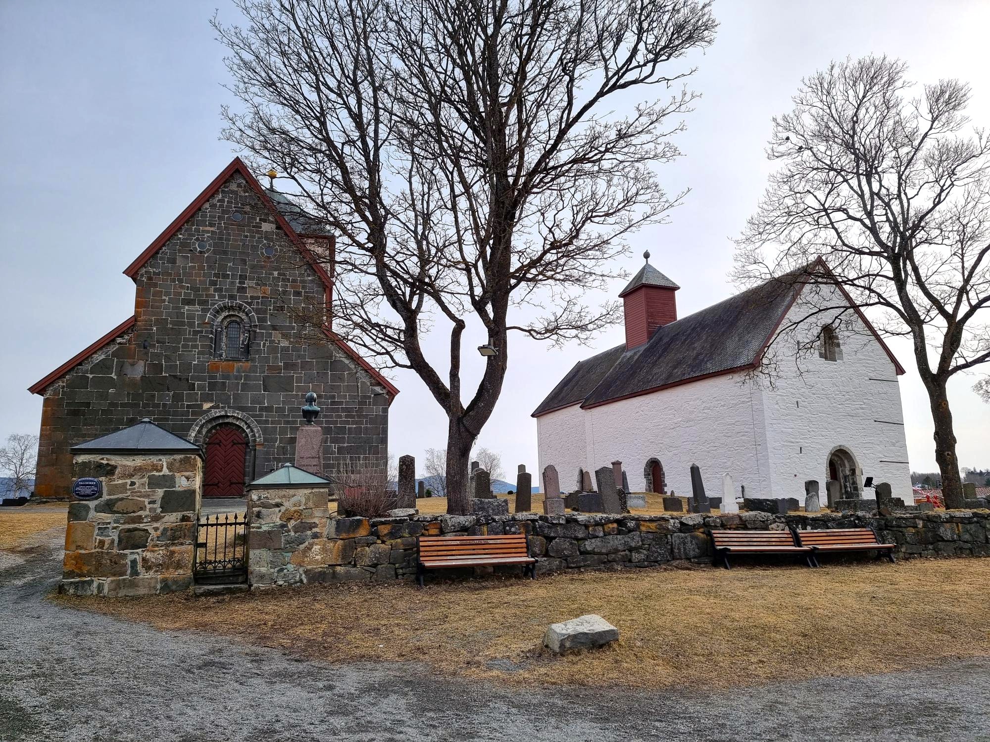 Til Maria budskapsdag 23. mars med gudstjeneste og drop-in-dåp i Mariakirken, var stillaset fjernet fra vestveggen, og kirka framsto hvit i fordums prakt (foto Ole-Jakob Dyrnes).