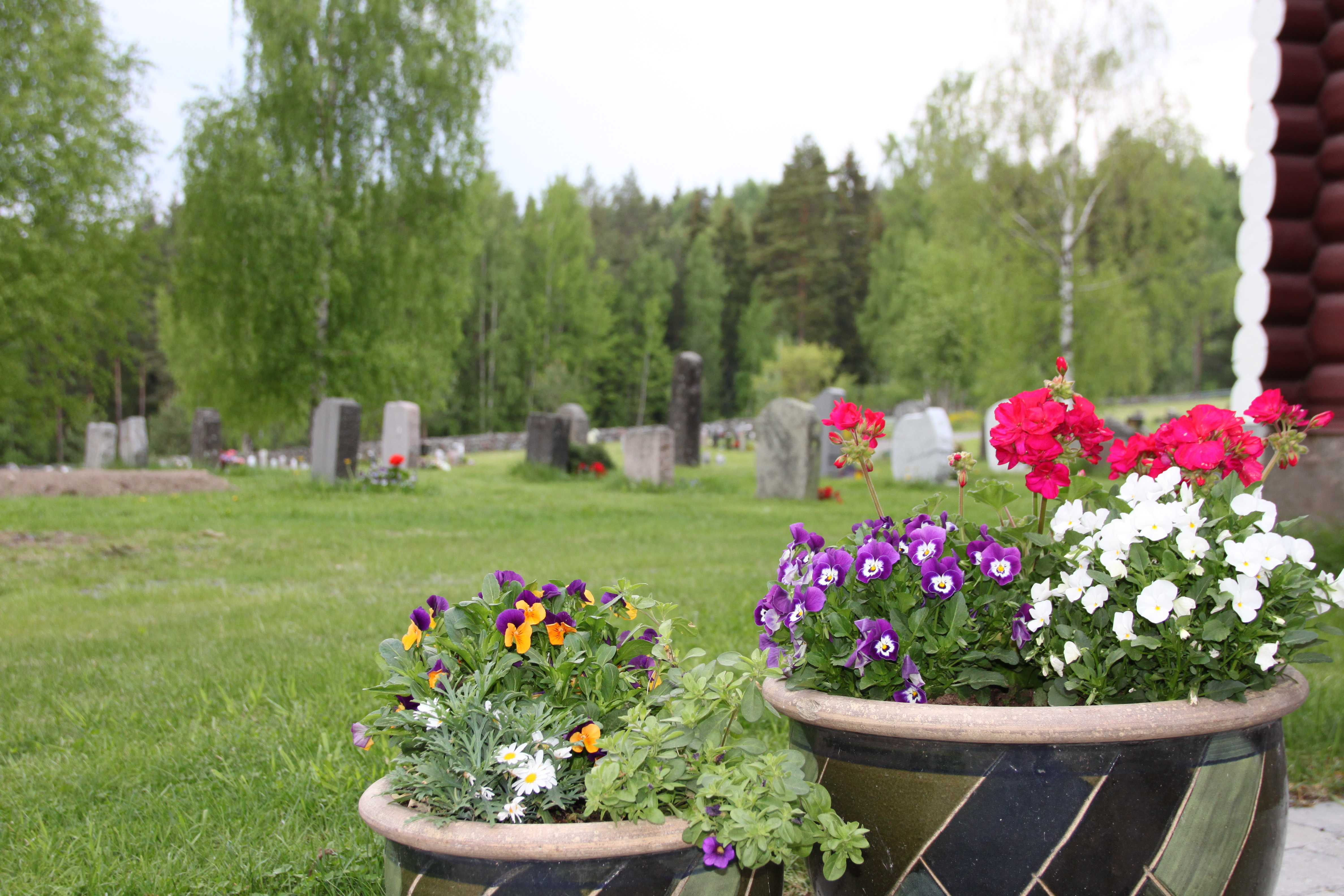 Moen gravplass med blomsterurner foran kirken. Foto: Kirken i Gran/Inger Stensrud Haug. 