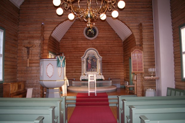 Moen kirke med altertavle. (Foto: Kirken i Gran). 