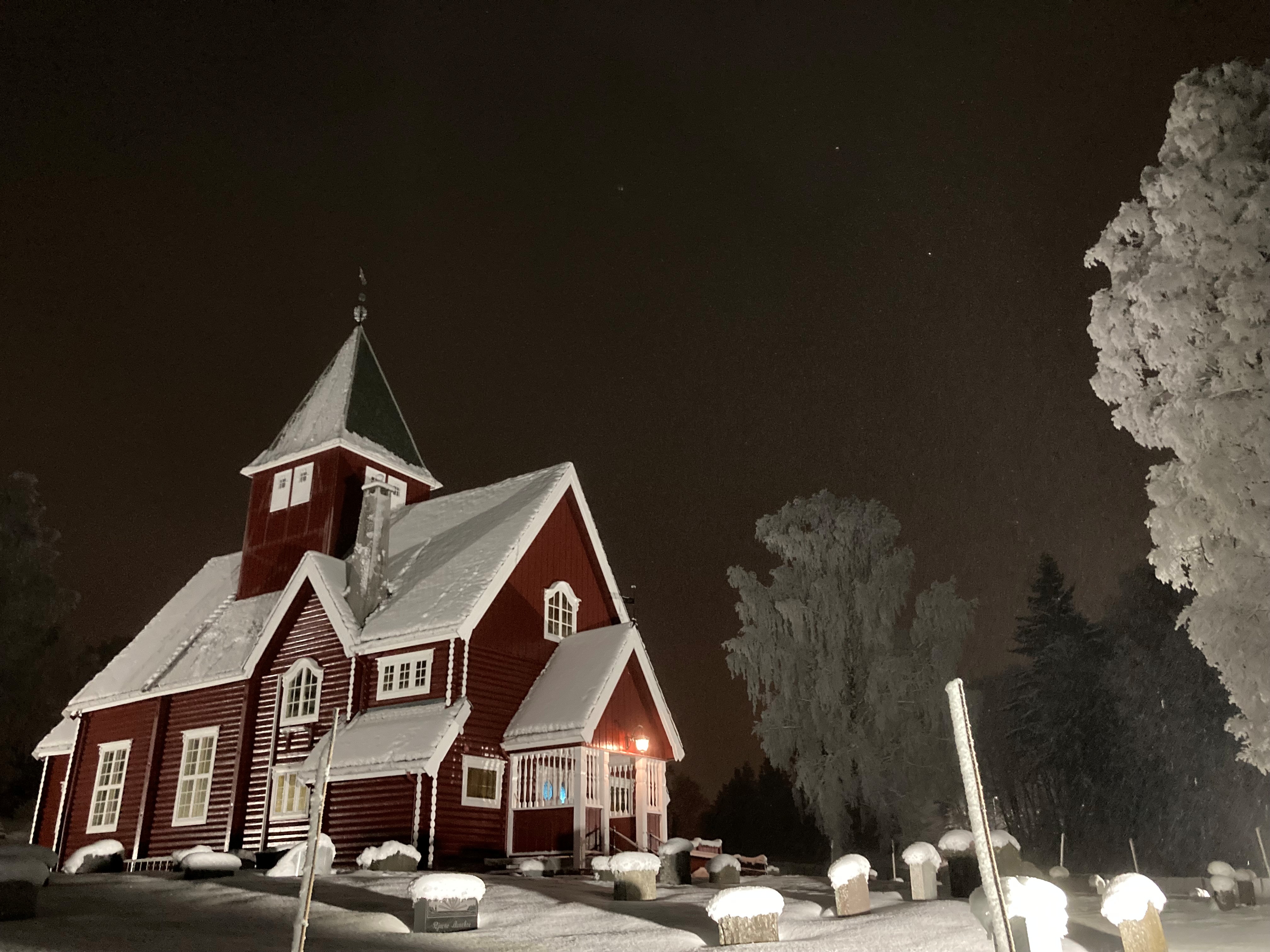 Moen kirke en vinterkveld. Foto: Anne Jørstad 2023. 