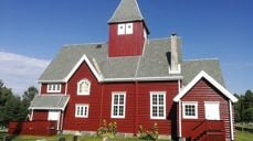 Moen kirke fra 1914 med solsikker i veggen (foto: Knut Bøe).