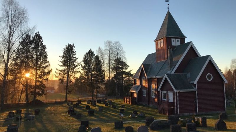 Novembersola ligger lavt og lyser opp Moen kirke. Foto: Margrethe Nilsen.