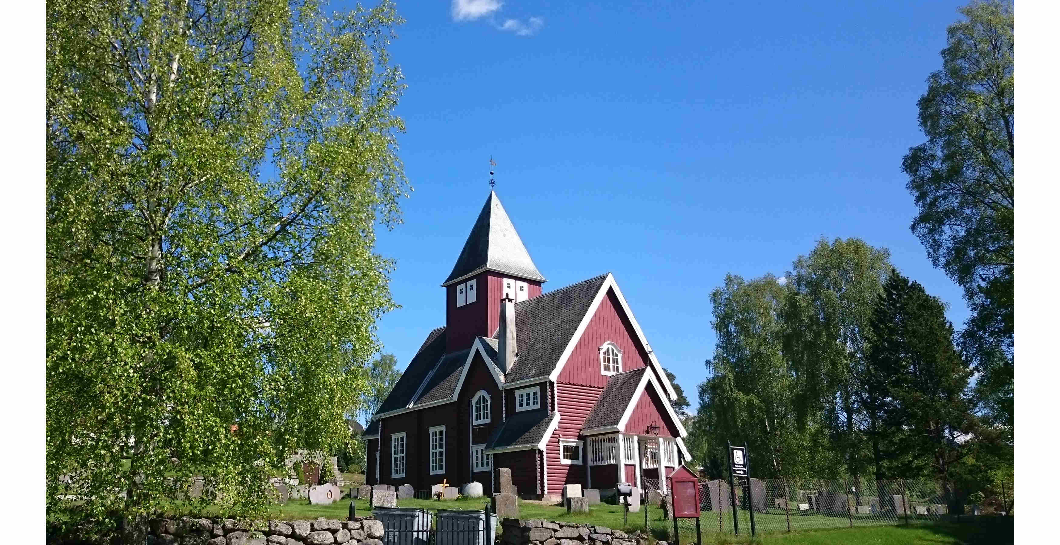 Moen kirke på sitt flotteste en maidag. Foto: Knut Bøe. 