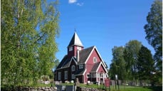 Moen kirke på sitt flotteste en maidag. Foto: Knut Bøe.