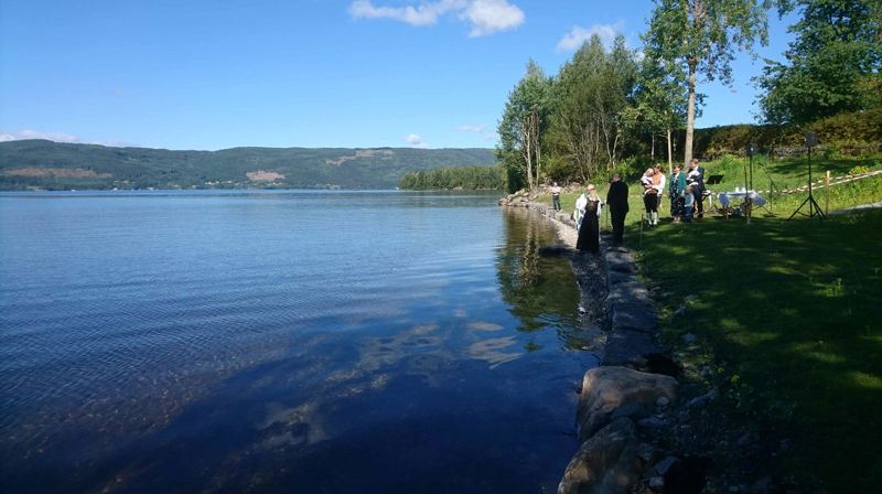 Dåpsgudstjeneste på stranda ved Nes kirke 2017 (foto: Marit Wesenberg).