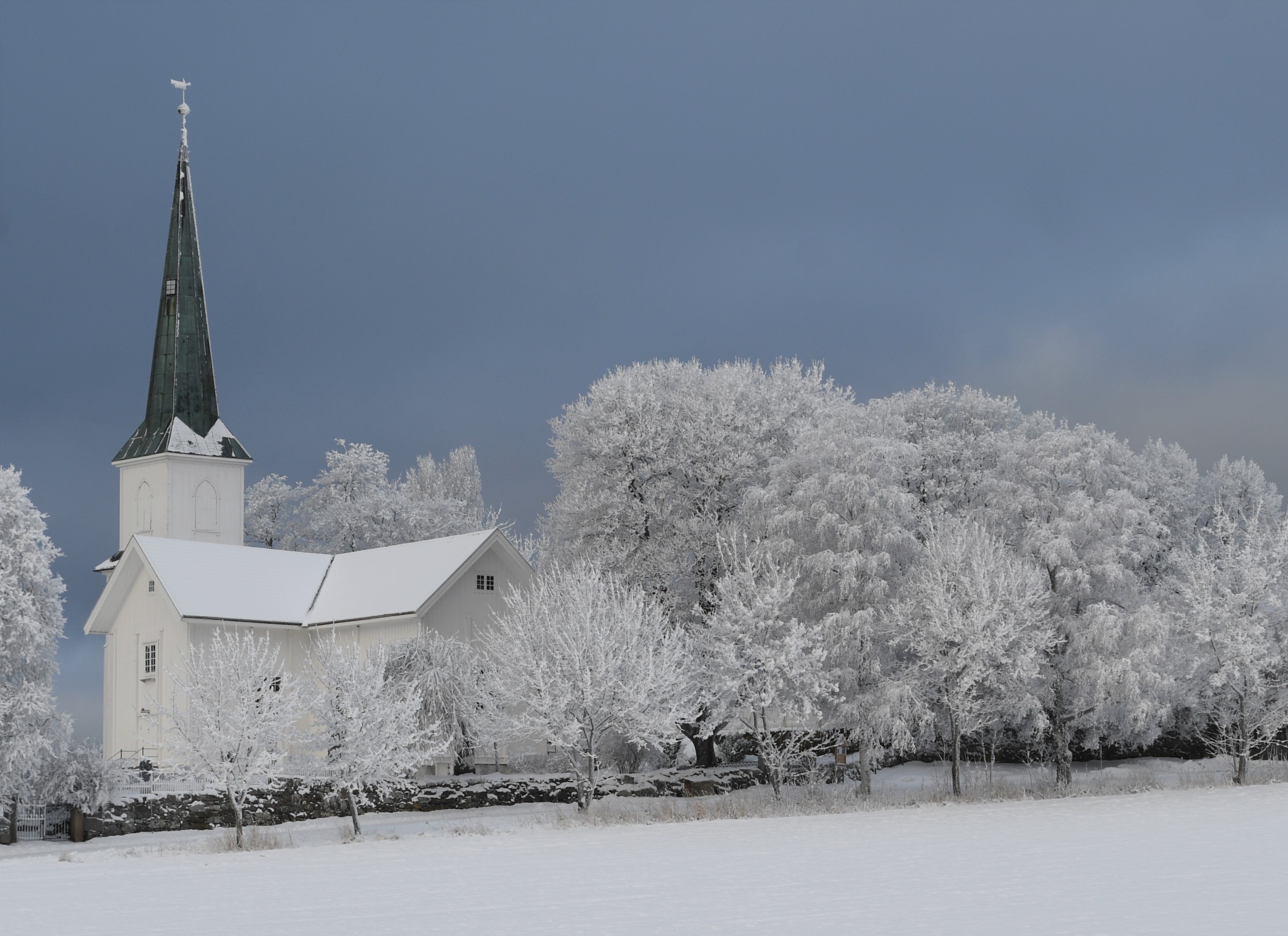 Nes kirke i vinterdrakt. Foto: Knut Sterud, 2021. 