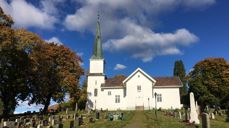 Nes kirke i høstprakt og -farger (foto: Inger Stensrud Haug). 